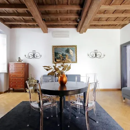 Elegant And Calm In Campo Dei Fiori